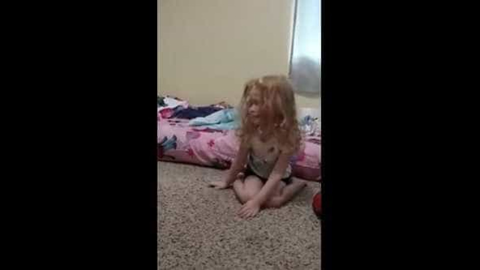 Menina de três anos paralisada devido a carraça escondida na cabeça