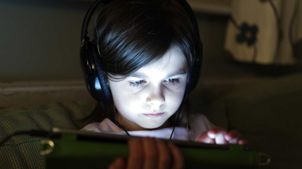 Crianças pequenas podem desenvolver dependência de ecrãs
