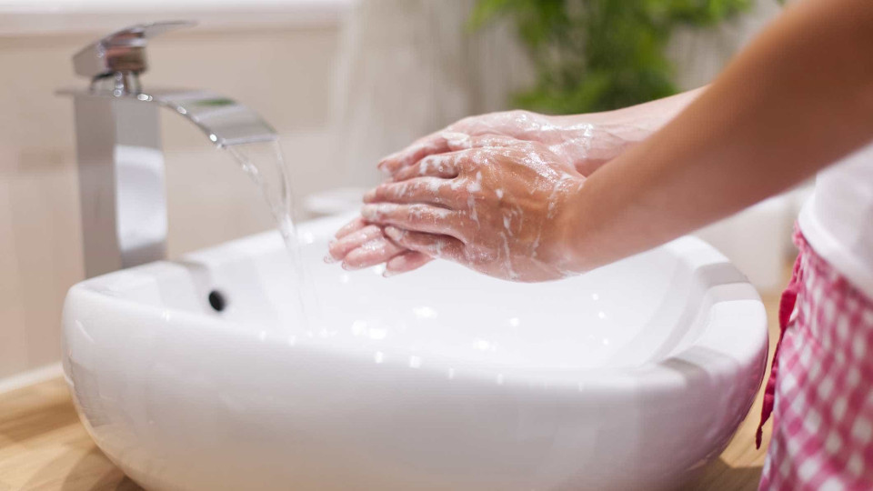 Devemos lavar as mãos com água quente ou com água fria?