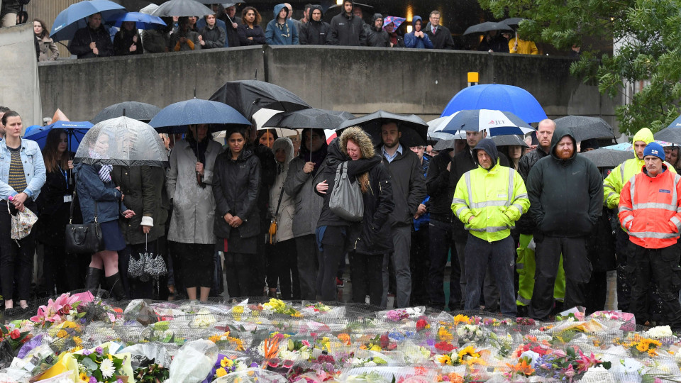 Divulgadas imagens de polícia britânica a abater terroristas de Londres