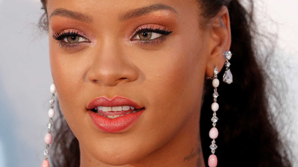 Fãs comentam peso de Rihanna e questionam se esta estará grávida