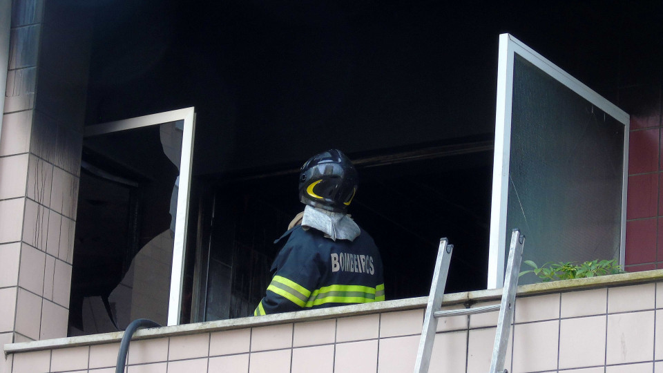 Incêndio em prédio em Lisboa obriga à retirada de quatro pessoas