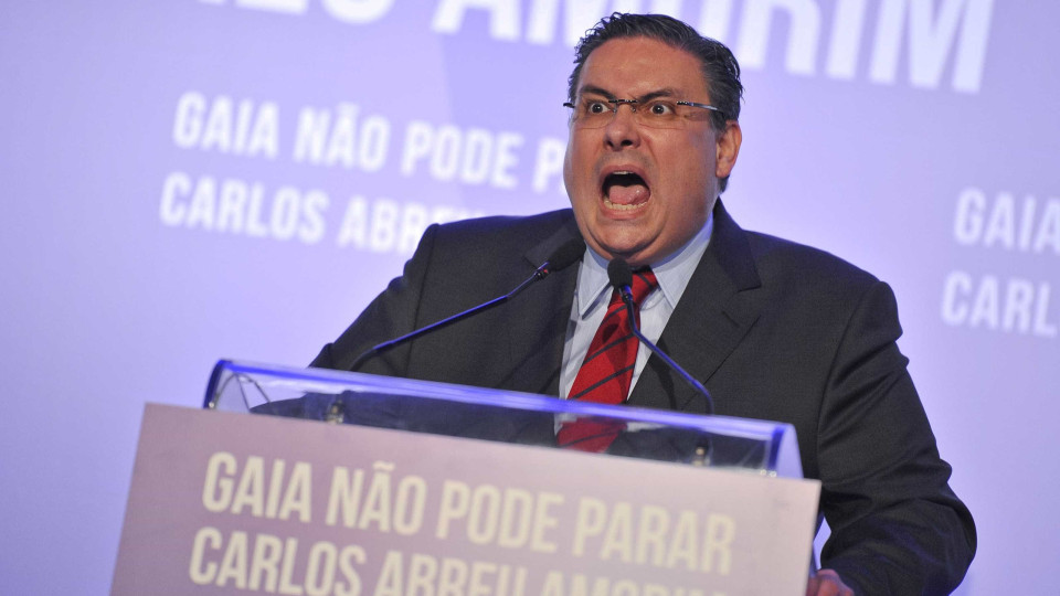 "O primeiro-ministro julga-se acima do jogo democrático?"