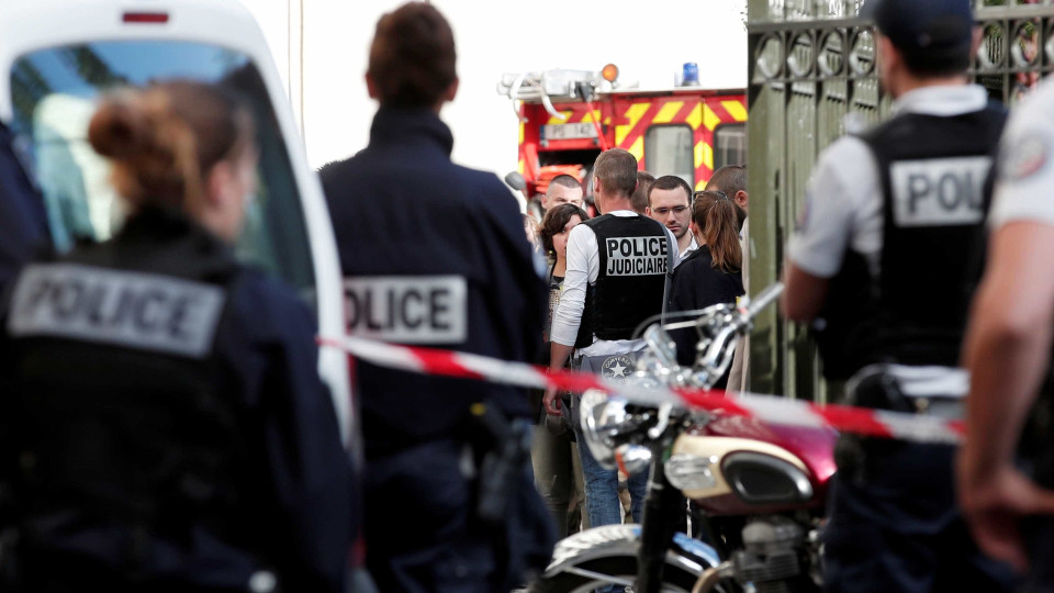 Seis militares atropelados em Paris. Suspeito está em fuga