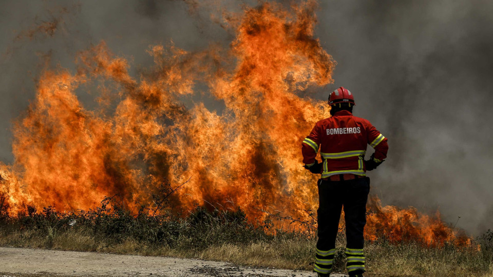 Fogo no Fundão "sem controlo". "Situação é extremamente grave"