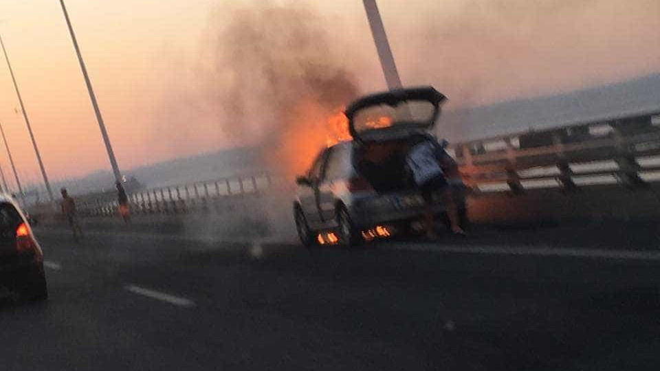 Carro arde na Ponte Vasco da Gama. Não há feridos