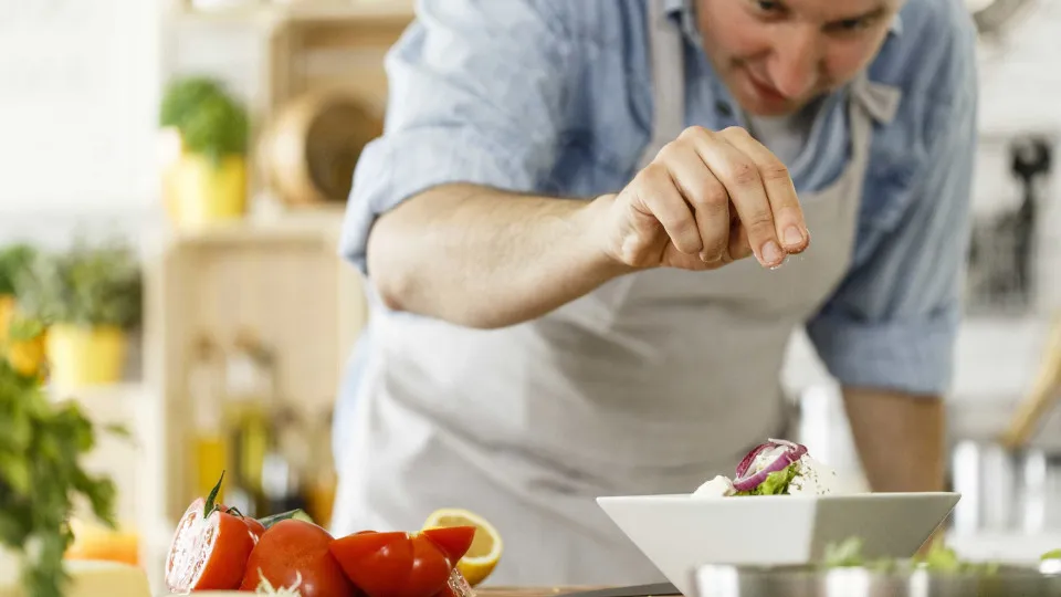 Seis truques culinários para remendar o excesso de sal