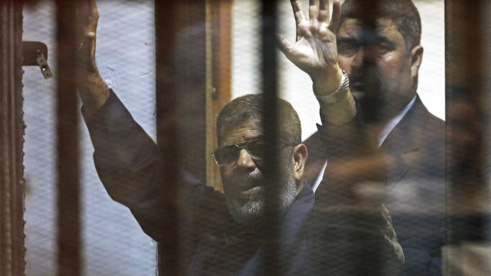 Tribunal confirma prisão perpétua para ex-presidente Mohamed Morsi