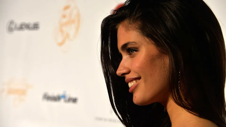 Sara Sampaio dá nas vistas com seios à mostra em desfile de moda