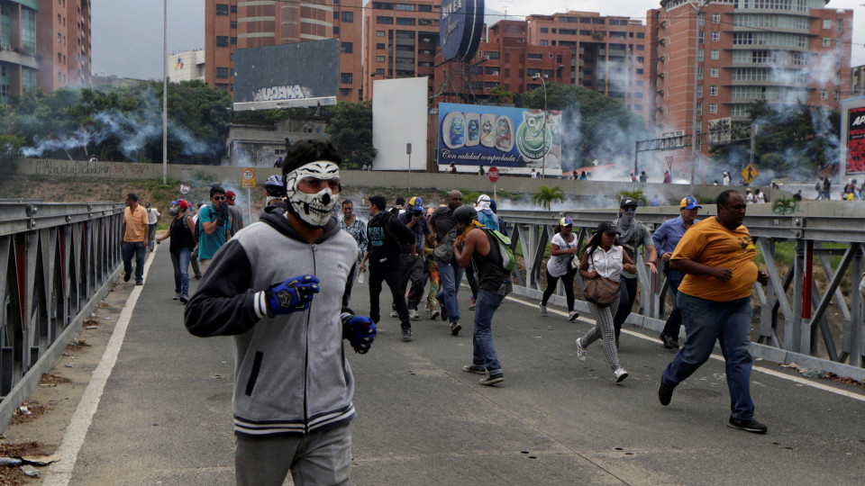 EUA avisam diplomatas a aumentar medidas de segurança em Caracas