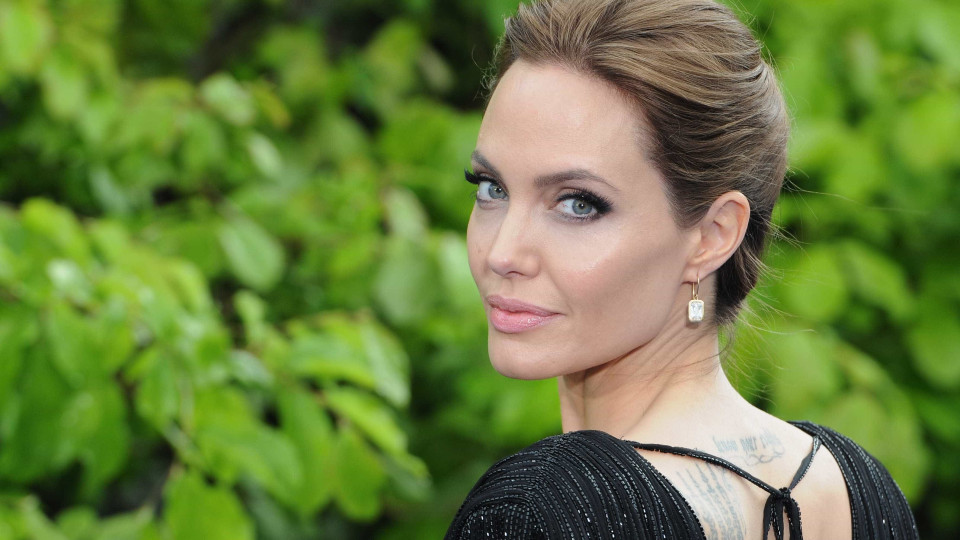 Angelina revela que evita chorar à frente dos filhos