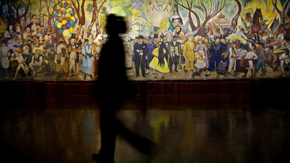 Exposição 'A partir do Surrealismo' presta homenagem à arte portuguesa