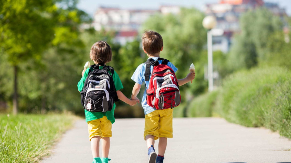 Pais dão semanada de 19 euros aos filhos para gastos na escola
