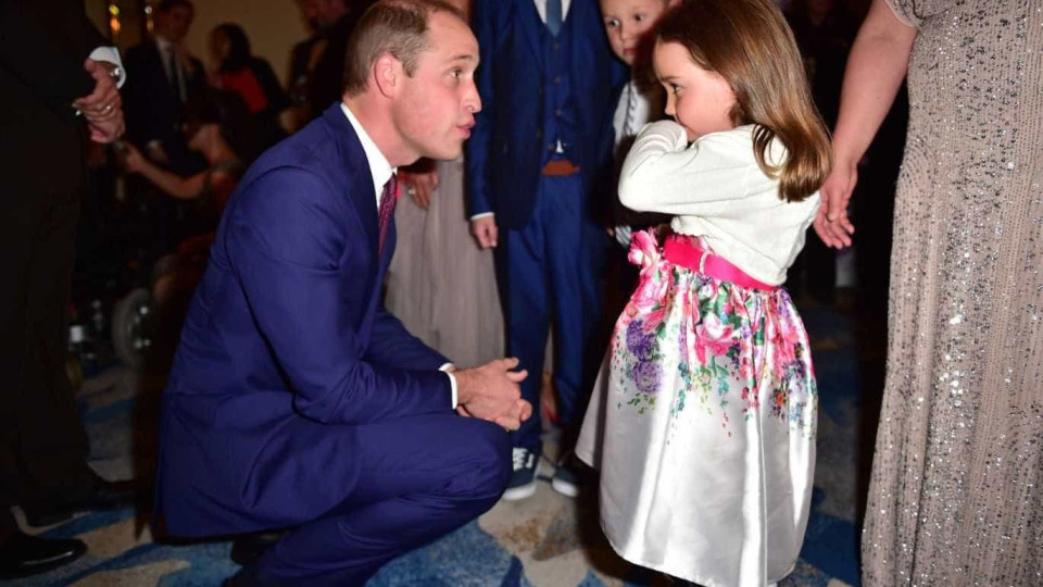 Príncipe William elogia criança que salvou a mãe