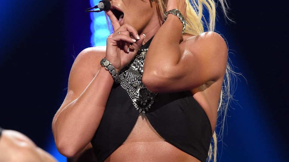 Britney Spears descuida-se e mostra o mamilo em concerto