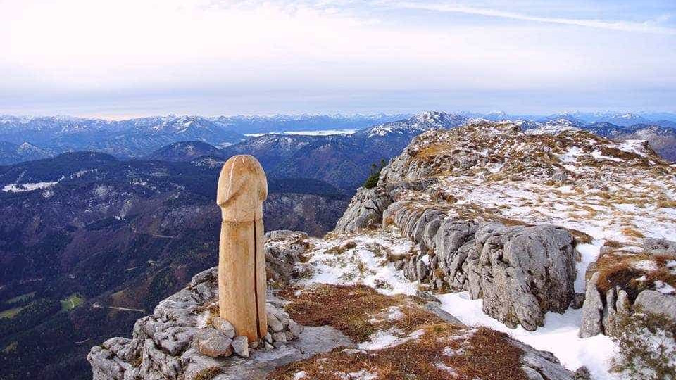 Escultura de pénis (gigante) aparece em topo de montanha austríaca