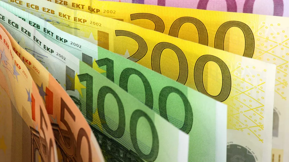 Défice até setembro cai quase 2,3 mil milhões de euros