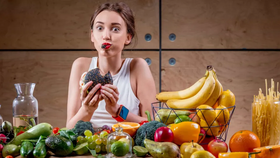 Porque é que comer depressa engorda e comer devagar não?