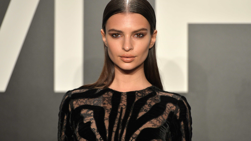 Emily Ratajkowski muda de visual. Agora está loira