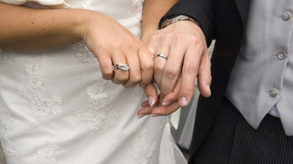 Na Rússia a aliança de casamento é na mão direita. Sabe porquê?