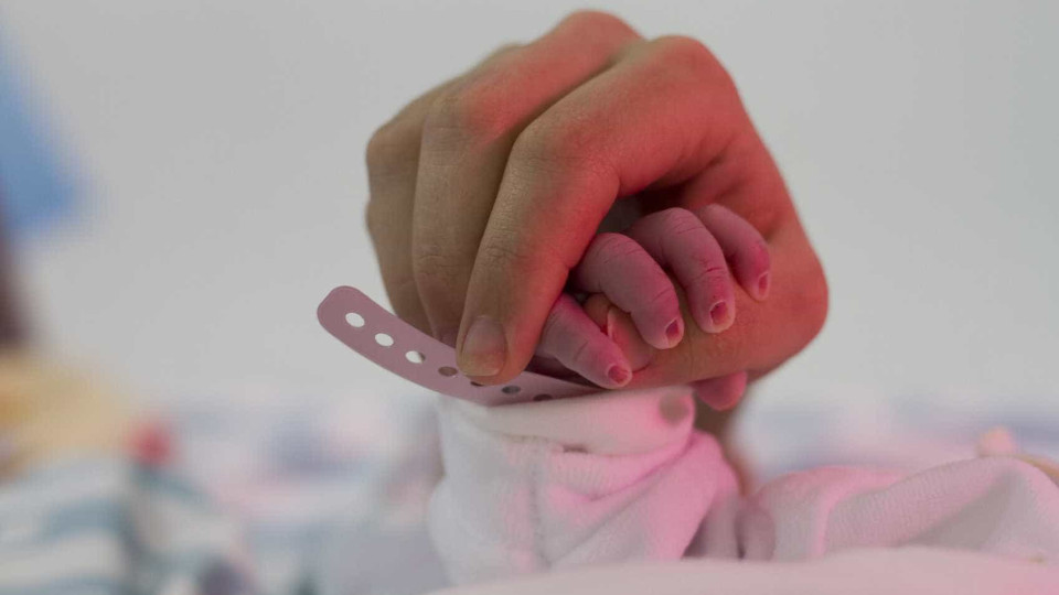 Mãe deu à luz fortemente embriagada. Bebé nasceu bêbado