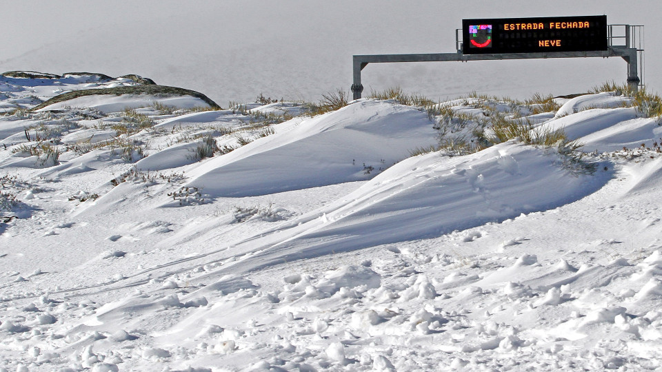 Acessos ao maciço central da Serra da Estrela cortados devido à neve