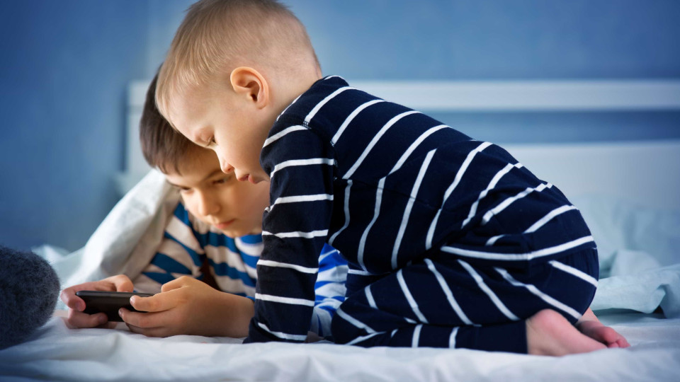 O seu filho usa o telemóvel antes de dormir? Conheça todos os riscos