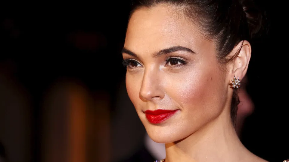 Gal Gadot 'brilha' com look transparente e decotado