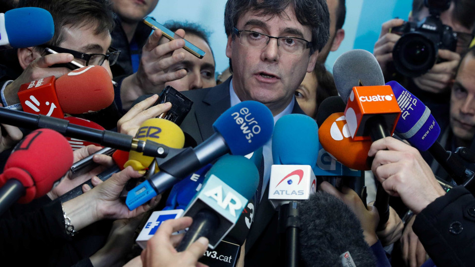 Tribunal diz não a Rajoy mas obriga Puigdemont a voltar para investidura