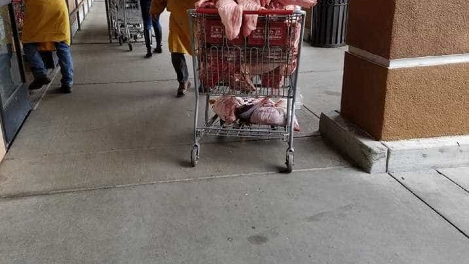 Fotos de carne de porco em carrinhos de supermercado geram investigação