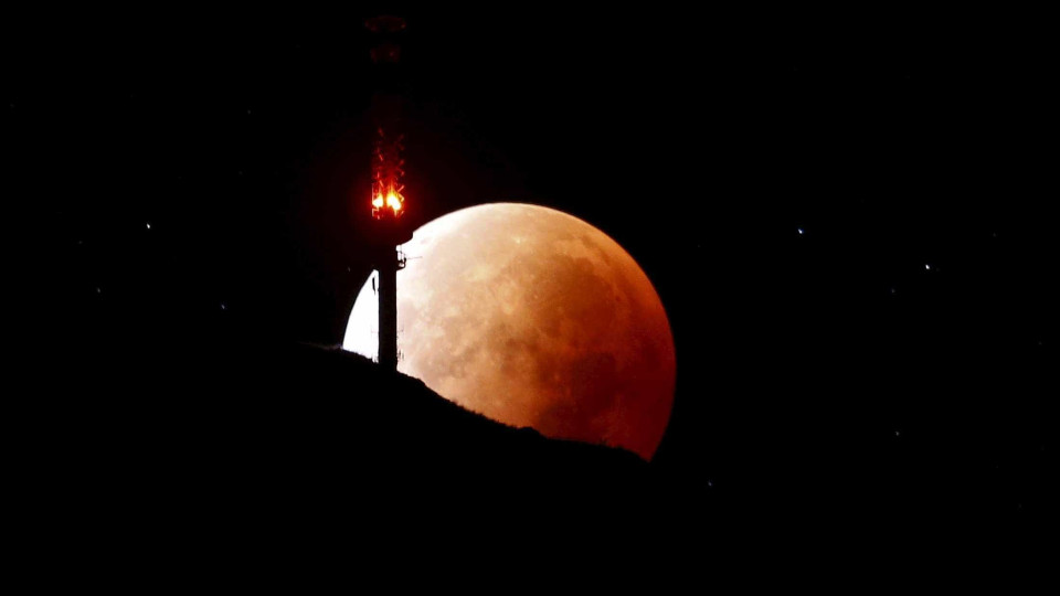 Aproxima-se uma Super Lua Azul de Sangue. Promete ser especial