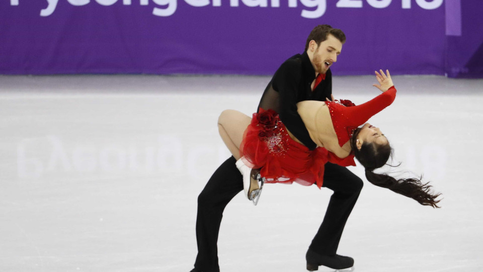 Maiô abre-se, patinadora olímpica continua exibição e torna-se sensação