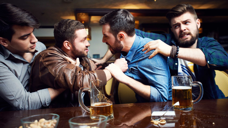 Há quatro tipos de pessoas que bebem álcool. Qual deles é?