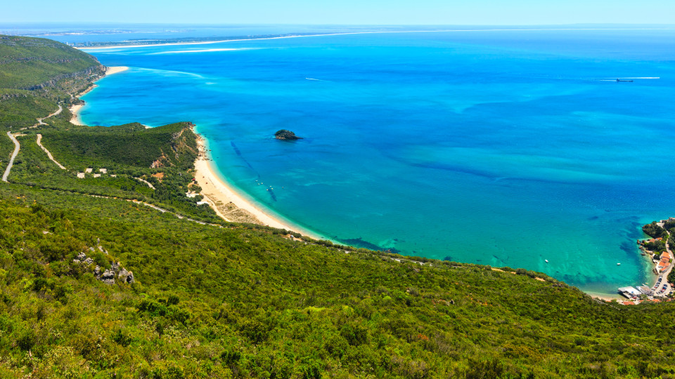 Aproveite e faça um passeio de canoagem no Portinho da Arrábida