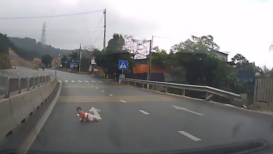 Bebé salvo quando gatinhava em autoestrada no Vietname