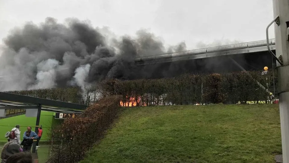 Londres: Aeroporto de Stansted evacuado após incêndio em autocarro