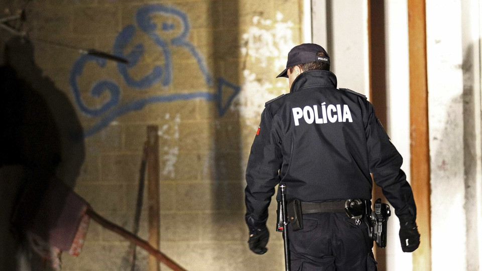 Agente da PSP lê passagem bíblica a detidos em esquadra do Porto