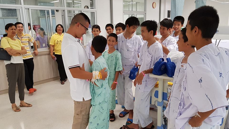 Rapazes recebem visita de médico tailandês que ficou com eles na gruta