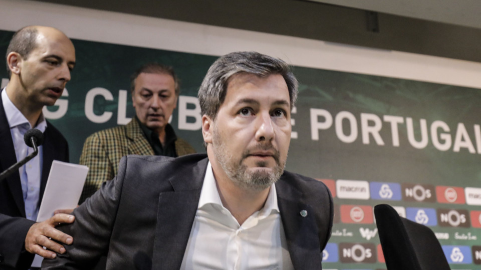 Sporting apresenta plantel e confirma negociações com três jogadores