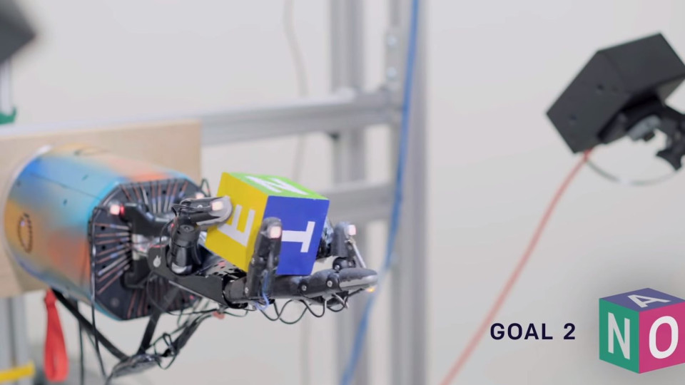Vídeo mostra manipulação perfeita de cubo por um robot