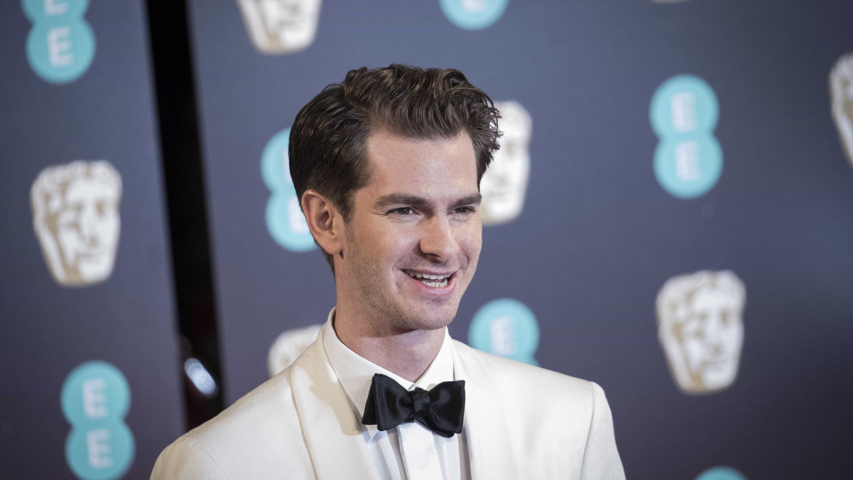 Fotos: Andrew Garfield em noite escaldante na praia com o novo amor