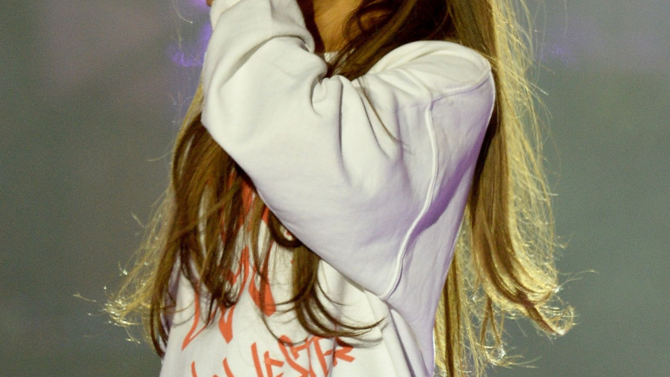 Ariana Grande não contém lágrimas ao lembrar ataque em Manchester