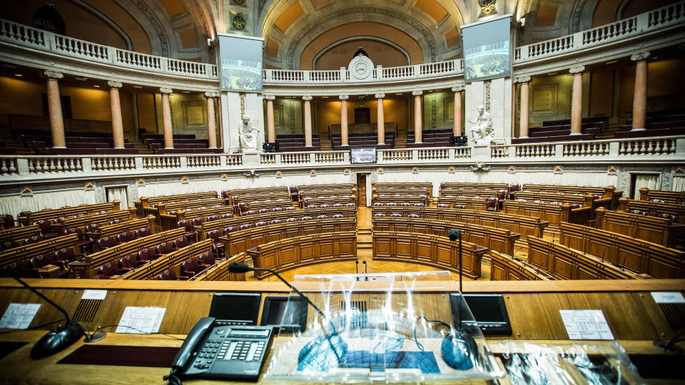 Representantes dos táxis recebidos no Parlamento à tarde por partidos