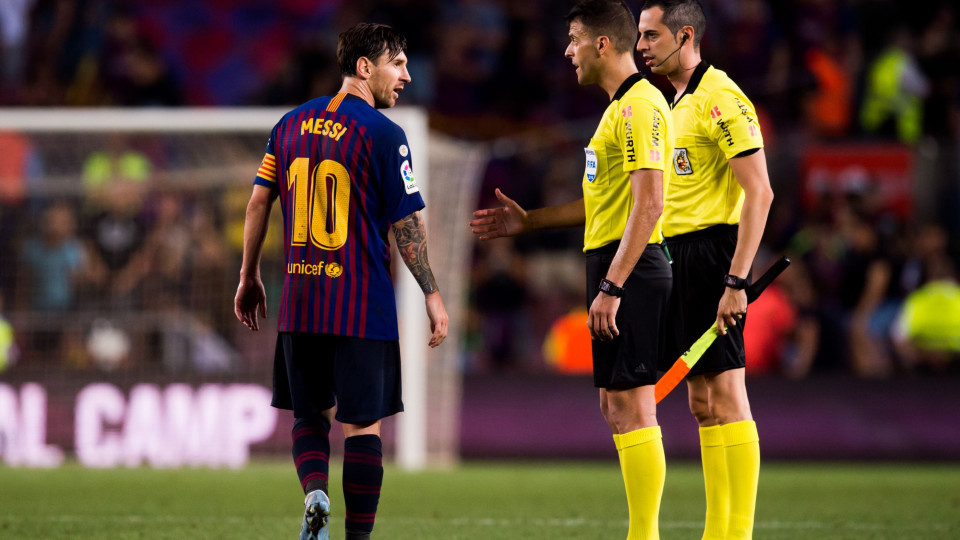 Messi irritado: Árbitro ficou de mão estendida em pleno relvado