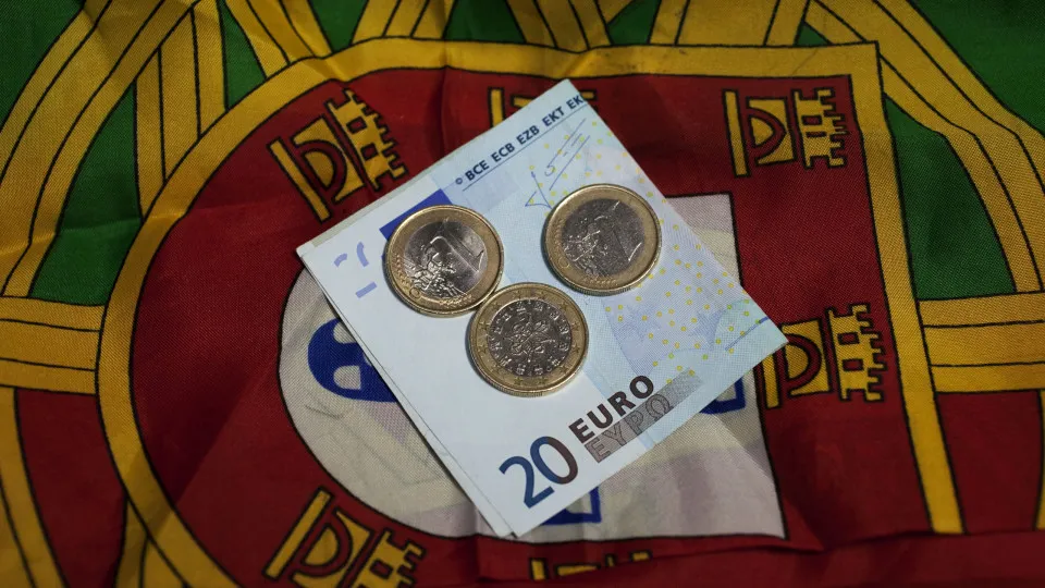 Crédito dos bancos a empresas e famílias cai quase 20 mil ME desde pedido de resgate