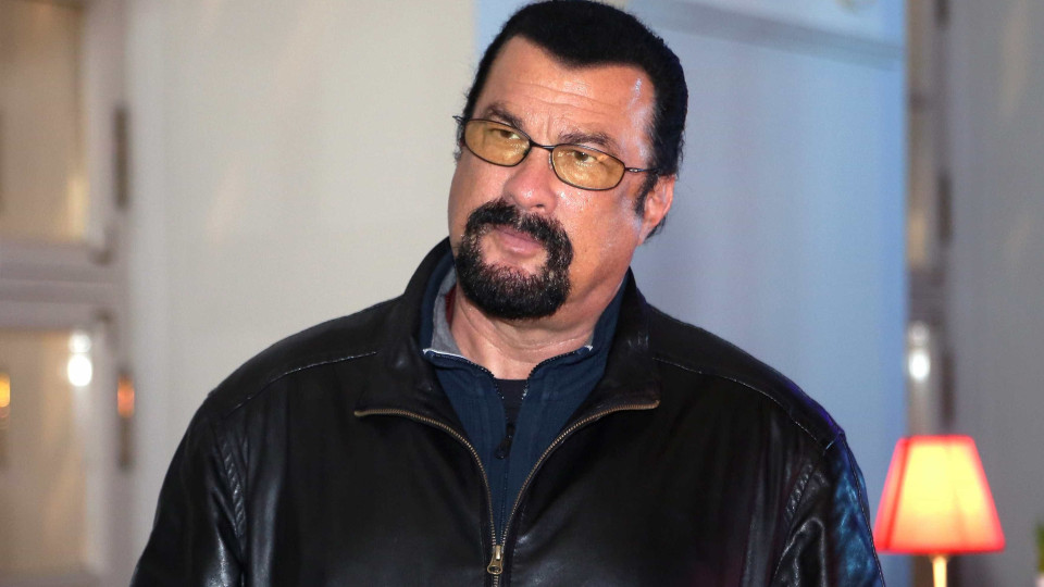 Vídeo: Confrontado com crimes sexuais, Steven Seagal abandona entrevista