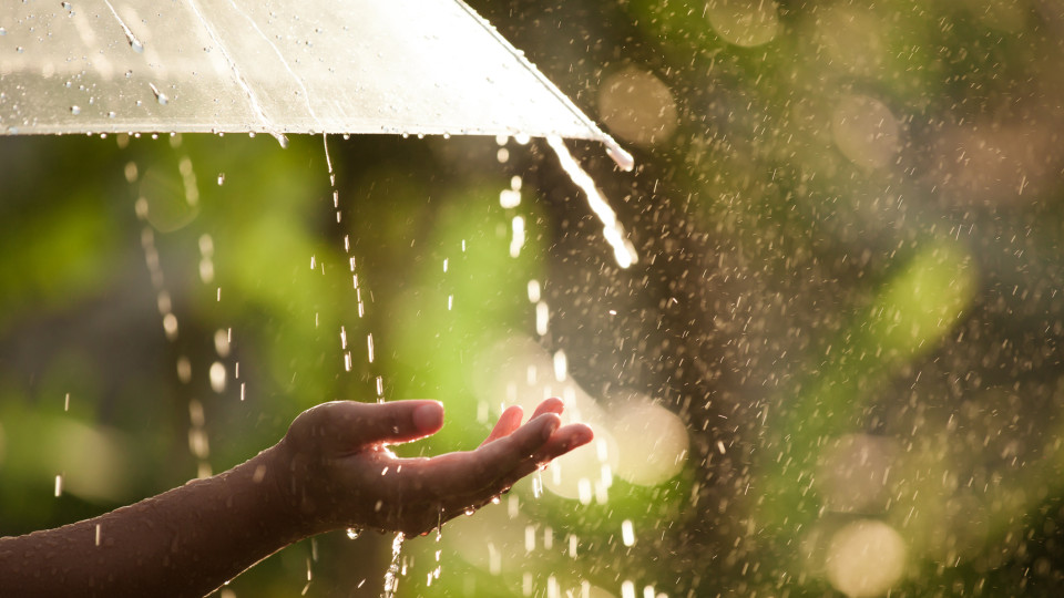 Pode vir aí chuva, granizo e trovoada. Mas o calor continua