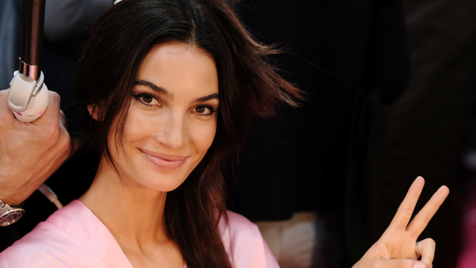 Lily Aldridge vai ser mãe de uma menina ou um menino?