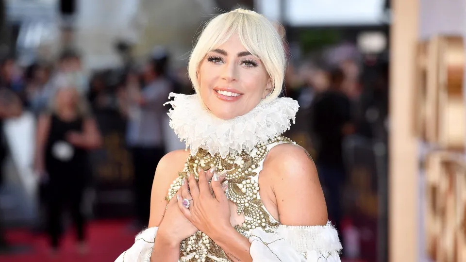 Lady Gaga volta a fazer história com look épico na passadeira vermelha