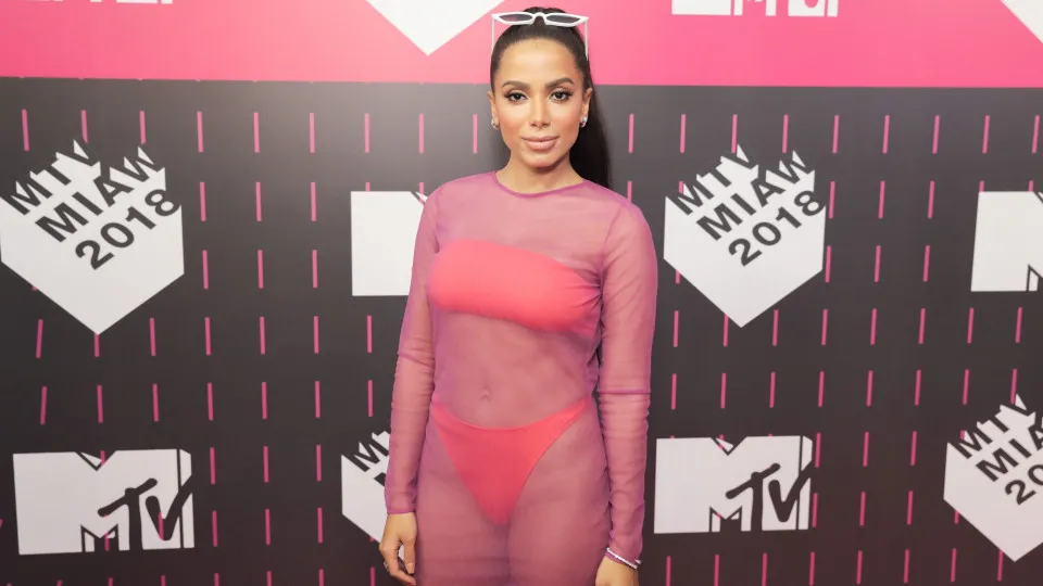 Anitta admite rinoplastia, silicone e botox: "Não me arrependo"